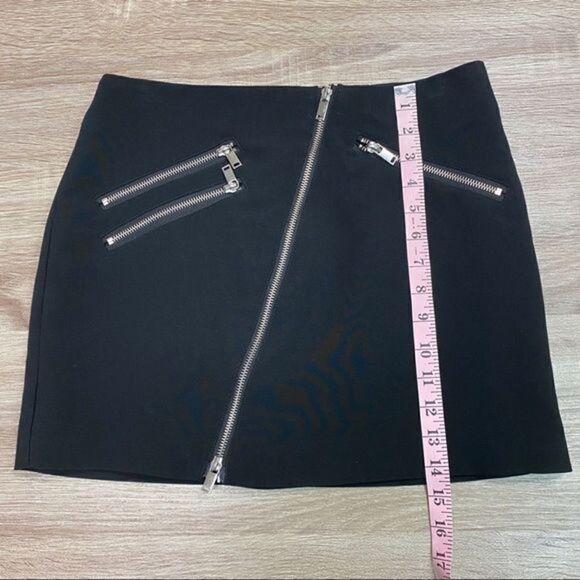 H&M Mini Skirt w/Asymmetrical Zipper & Zippered Pockets Black - Size 8 - Picture 11 of 11